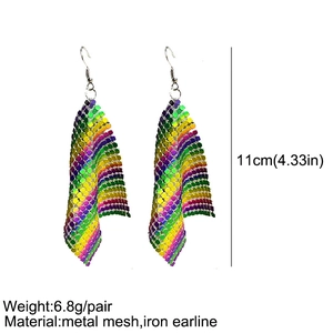 Macro detail of rainbow metal mesh earrings with 11cm length and 6.8g weight specs