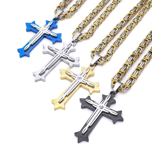 Pendentifs croix en acier à trois couches en quatre couleurs avec chaîne byzantine de 5 mm