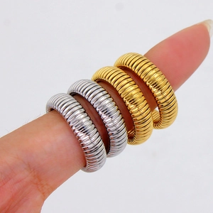 Set of four 6mm Tubogas snake rings in gold and silver finish on finger