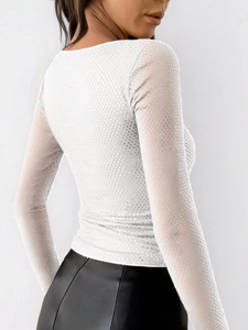 Top bianco Y2K a maniche lunghe con scollo all'americana e trama a pois vista posteriore
