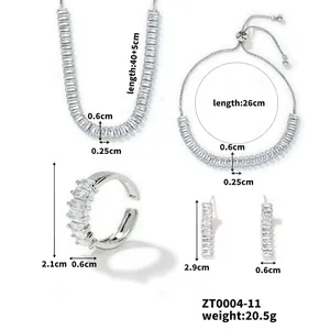 Parure de bijoux en zircone carrée incluant collier, bracelet, boucles d'oreilles et bague