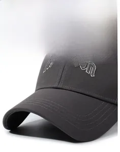 Vue détaillée d'une casquette en coton gris foncé avec broderie Malazon et visière cousue