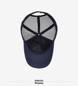 Vue intérieure d'une casquette de baseball en filet avec coutures et boucle métallique