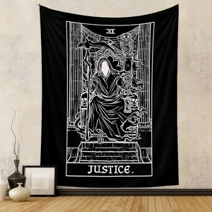 Dettaglio dell'arazzo dei tarocchi Justice gotico con motivi di teschi e gufi neri