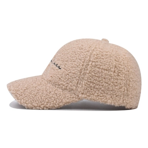 Detailansicht der beige Teddy-Fleece-Baseballkappe mit schwarzer Stickerei-Struktur