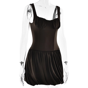 Détail d'une mini robe bustier noire avec corsage froncé et ourlet bouffant plissé élégant