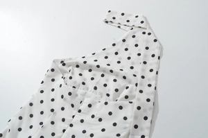 Vue détaillée de la robe dos nu blanche à pois avec fermeture éclair cachée et tissu mousseline