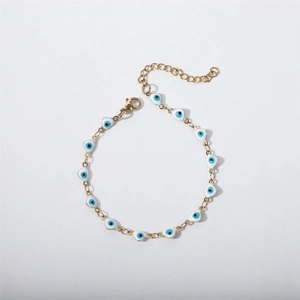 Détail des breloques de bracelet oeil maléfique en forme de cœur doré avec émail bleu