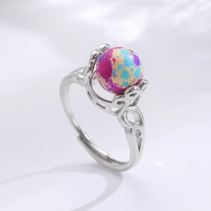 Details des silbernen Vintage-Rings mit filigranem Durchbruchmuster und buntem Mineralstein