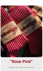 Gros plan de chaussettes en coton vintage rose et bleu montrant la maille côtelée