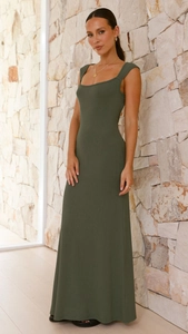 Détail de la robe mi-longue côtelée vert olive foncé ajustée avec encolure carrée et bretelles