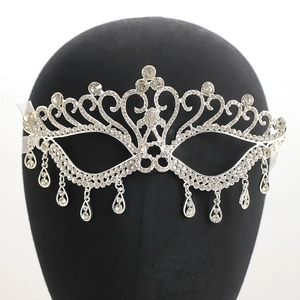 Élégant loup de mascarade argenté avec couronne et strass brillants pour bal de mariage