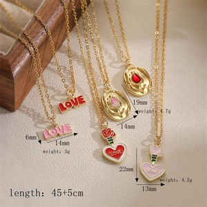 Détail de colliers dorés avec pendentifs cœur en émail rouge et rose et roses