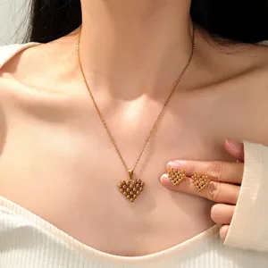 Ensemble collier et boucles d'oreilles cœur en perles dorées pour femmes élégantes