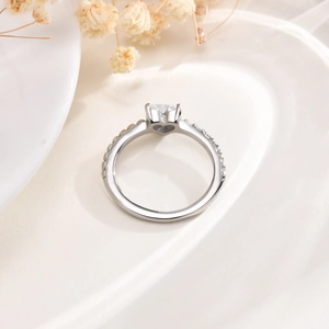 Dettaglio dell'anello in argento con zircone quadrato e incastonatura a cuore