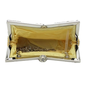Detail der Abendtasche mit gelbem Stofffutter und goldener Metall-Kettenriemen-Ansicht