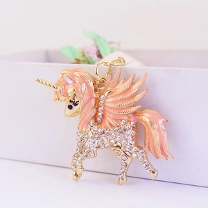 Porte-clés licorne en émail rose avec placage doré et strass en cristal brillants