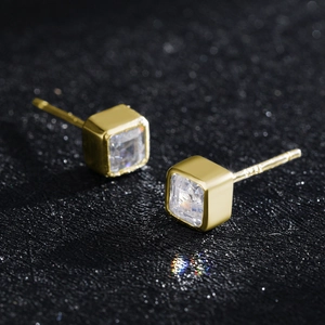 Boucles d'oreilles carrées en argent S925 doré avec zircon sur fond texturé sombre