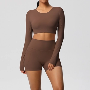Detail van de donkerbruine yoga short met hoge taille, zijzakken en functioneel materiaal