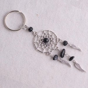 Detalle del llavero atrapasueños con cuentas negras de 6mm y plumas de metal fino