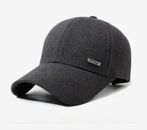 Vue détaillée d'une casquette de baseball en laine gris foncé avec plaque métallique NYCA