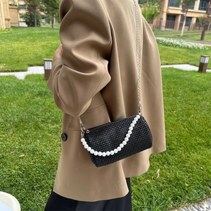 Borsa a cilindro con strass neri scintillanti, catena d'argento e manico di perle fini