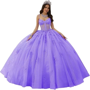 Elegante paarse Quinceañera-baljurk met bloemenkant lijfje en gelaagde rok van tule