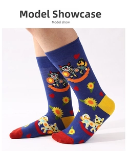 Detail von Baumwollsocken mit dunkelblauem Stoff sowie Katzen- und Sonnenblumenmustern