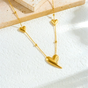 Minimalistische vergoldete Edelstahlkette mit 3D-Herzanhänger und kleinen Perlen
