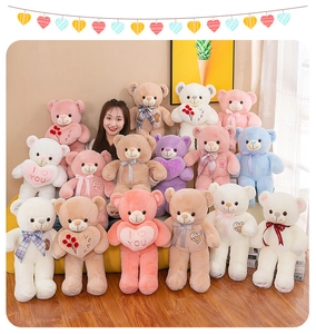 Collection d'ours en peluche colorés avec nœuds papillon et cœurs dans une chambre