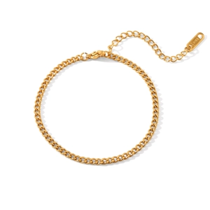 Detail of 18K gold plated stainless steel Cuban chain with adjustable lobster clasp