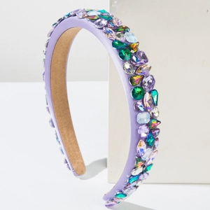 Détails du serre-tête en satin violet orné de strass multicolores et de bijoux brillants