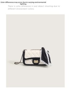 Détail du sac chaîne en cuir matelassé avec boucle dorée et foulard floral