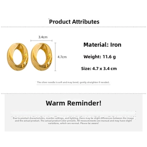 Detailansicht polierter goldener gedrehter Oval-Ohrringe mit den Maßen 4,7 cm mal 3,4 cm