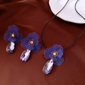 Parure de bijoux florale avec pétales bleus et pendentifs en cristal violet sur soie
