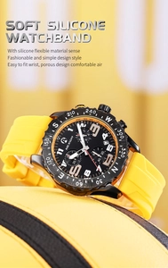 Dettaglio del cinturino in silicone giallo e quadrante nero dell'orologio sportivo