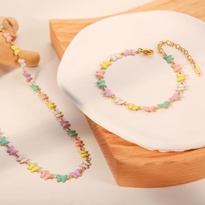 Halskette und Armband Set aus 18K vergoldetem Edelstahl mit bunten Emaille Schmetterlingen