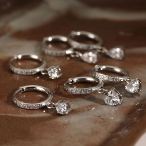 Elegante roestvrijstalen oorringen met glanzende hart- en peervormige zirkonia-hangers