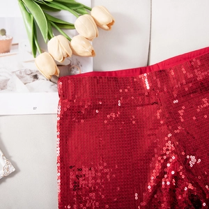 Detailaufnahme des hochdichten roten Paillettenstoffs für Party-Performance-Shorts