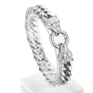 Bracelet loup pour homme en acier inoxydable avec chaîne cubaine sur fond blanc pur