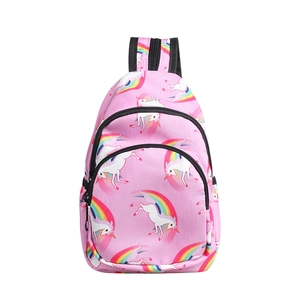 Bolso de pecho rosa para niños con diseño de unicornio y arcoíris sobre fondo blanco