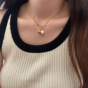 Collier minimaliste en perles d'eau douce avec fermoir à bascule sur mannequin