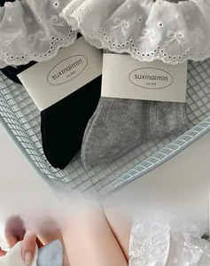 Gros plan de chaussettes en coton pour femmes avec dentelle délicate et nœuds brodés