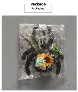 Détail d'une couronne de fleurs d'araignée artificielle sous emballage transparent