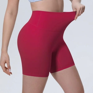 Détail du short de yoga rouge à taille haute montrant le tissu élastique et galbant