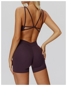 Details der hoch taillierten V-Schnitt Fitness-Shorts und Sport-Bra in dunklem Lila
