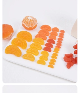 Detailansicht von Miniatur-PVC-Orangenscheiben mit realistischer Textur in verschiedenen Größen