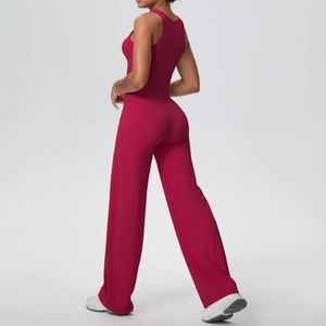Dettaglio posteriore completo sportivo rosso con canotta yoga e pantaloni larghi