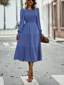 Détail du bustier froncé bleu et de l'ourlet à volants de cette robe longue décontractée