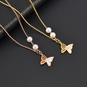 Collana Con Pendente A Farfalla Acciaio Al Titanio Con Perla Artificial Sintetica E Conchiglia Bianca Vuoto Elegante